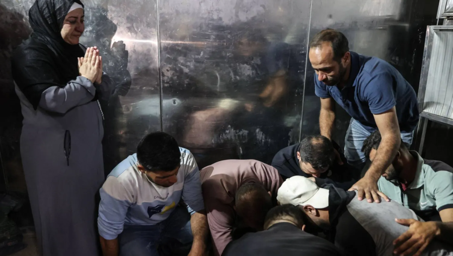 فلسطينيون يودعون شهدائهم في مستشفى الشفاء بمدينة غزة 10/5/2026 | وكالة الأنباء الفرنسية