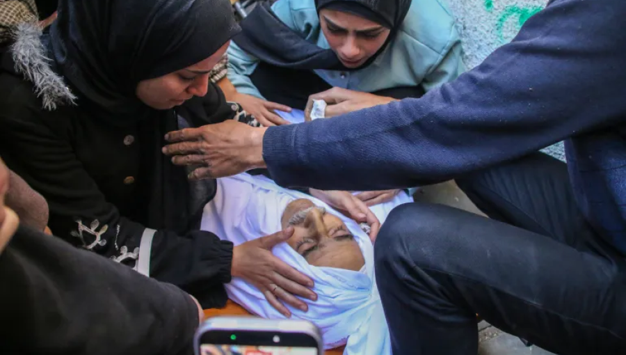 فلسطينيون يودعون شهيدهم الذي ارتقى بفعل تواصل حرب الإبادة على قطاع غزة | Getty Images