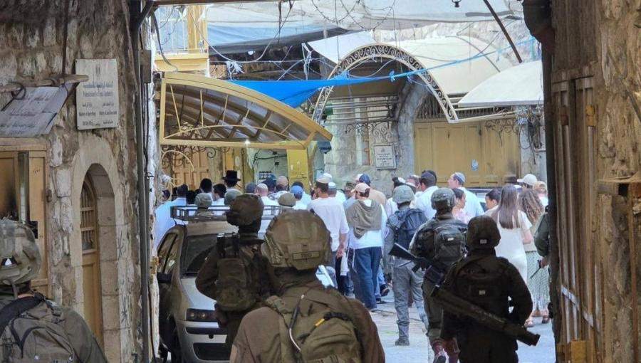 قوات الاحتلال خلال تأمين اقتحام مستوطنين للبلدة القديمة بمدينة الخليل 16/5/2026 | فلسطين بوست