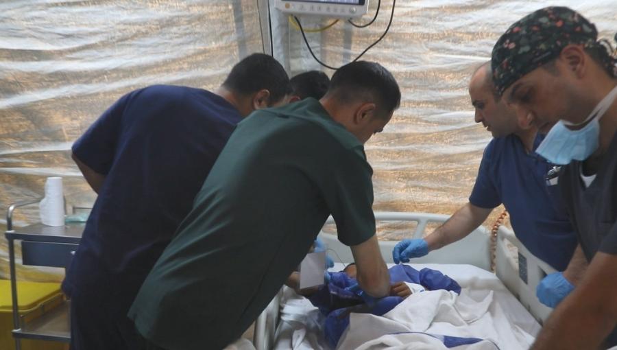 كادر طبي أردني يقدم الرعاية الطبية لأحد المرضى في المستشفى الميداني الأردني جنوب غزة/10 | القوات المسلحة