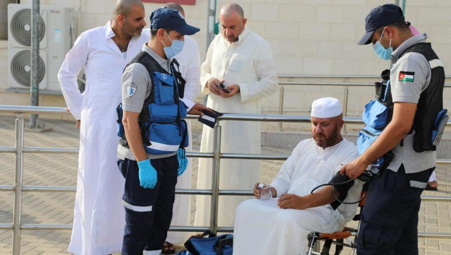 كوادر من الدفاع المدني الأردني يقدمون المساعدة لحاج على احد المعابر الحدودية | أرشيفية