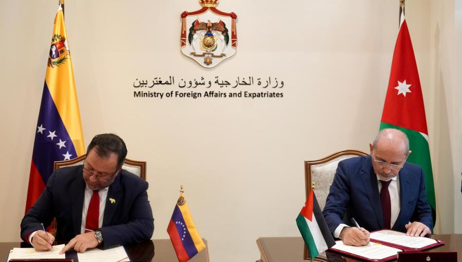 وزير الخارجية أيمن الصفدي ونظيره الفنزويلي إيفان هيل يوقعان اتفاقيات تعاون اقتصادي 24/5/2026 | وزارة الخارجية