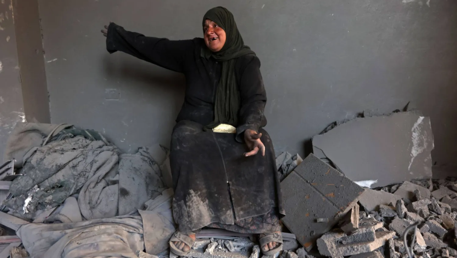 فلسطينية تبكي وسط دمار مبنى استهدفته غارة إسرائيلية في مخيم الشاطئ بمدينة غزة 9/5/2026 | وكالة الأنباء الفرنسية