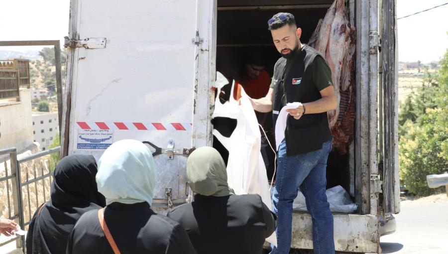 جانب من توزيع لحوم الأضاحي داخل المملكة خلال أيام عيد الأضحى المبارك | الهيئة الخيرية الأردنية الهاشمية