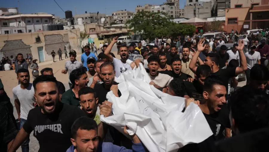 فلسطينيون يشيعون جثمان أحد الشهداء إثر غارة جوية إسرائيلية في خانيونس جنوب غزة 7/6/2026 | أسوشييتد برس