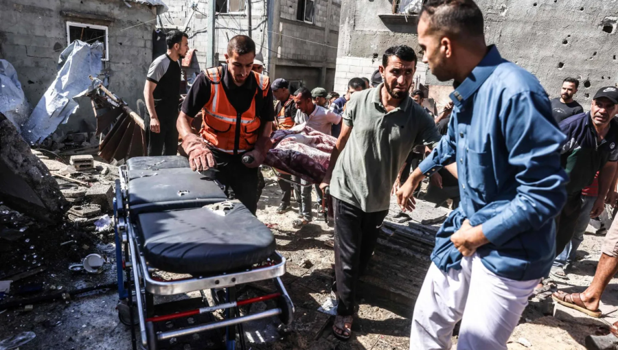 فرق الدفاع المدني الفلسطيني في موقع غارة إسرائيلية استهدفت خانيونس جنوب غزة 14/6/2026 | وكالة الأنباء الفرنسية