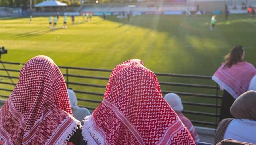 أردنيون يلبسون الشماغ الأحمر خلال متابعتهم تدريبات المنتخب الوطني على ملعب جامعة بورتلاند  في إطار الاستعدادات لمواجهة منتخب النمسا
