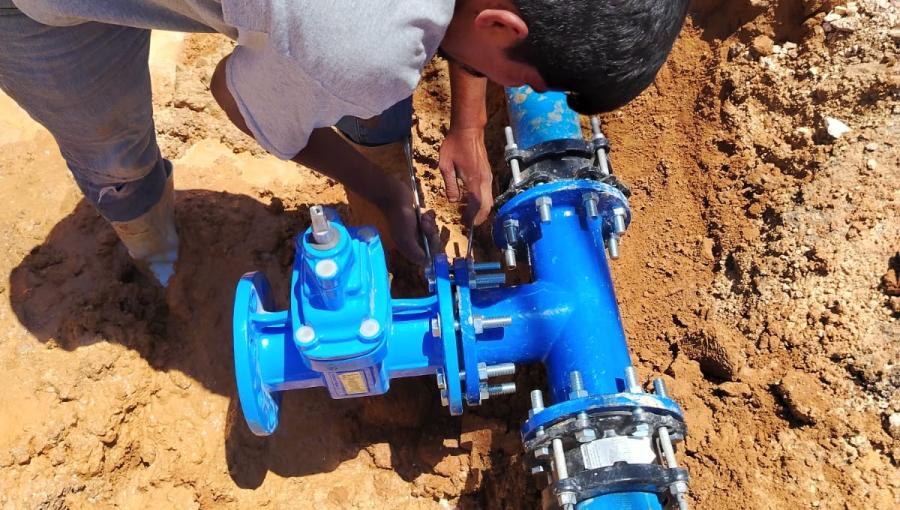 أحد العاملين في  مديرية مياه البادية الشمالية يقوم بتنفيذ ربطات على خطوط التزويد المائي لتزويد منطقة الدفيانة | وزارة المياه والري