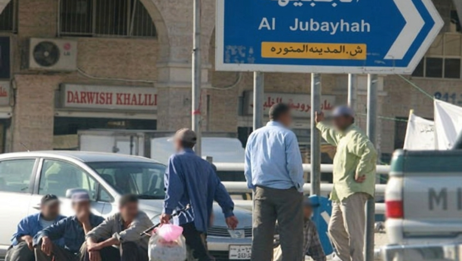 عاملون غير أردنيون عند دوار الواحة في العاصمة عمان