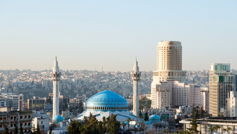 مشهد عام للعاصمة عمان ويظهر مسجد الملك المؤسس عبد الله بن الحسين ومن خلفه فندق الرويال