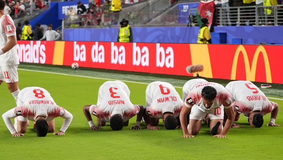 لاعبو منتخبنا الوطني يسجدون بعد الهدف التاريخي الذي سجله اللاعب علي علوان في شباك النمسا في المواجهة الأولى ضمن منافسات مونديال كأس العالم 2026