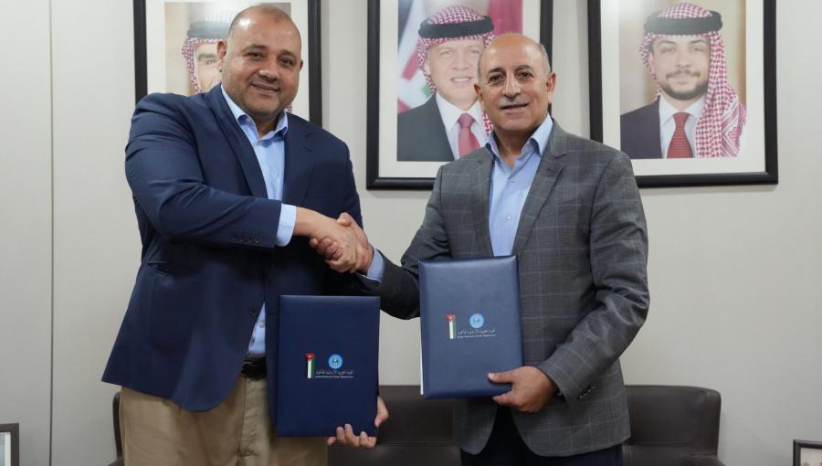 جانب من توقيع  الهيئة الخيرية الهاشمية  و نوبلز العقارية برنامج منح جامعية للأسر العفيفة 7/6/2026