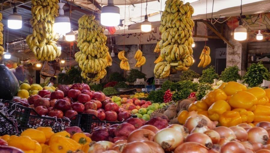 فواكه وخضراوات داخل أحد المحال التجارية