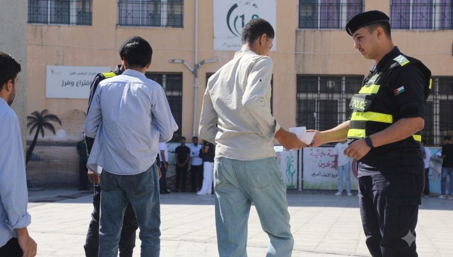 طلبة توجيهي أثناء توجههم إلى قاعة الامتحان في إحدى المدارس
