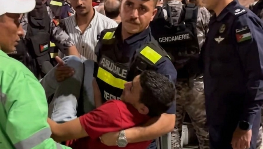أحد مرتبات الأجهزة الأمنية ينقل شابا بعد إصابته خلال حالة تدافع شهدها المدرج الروماني 23/6/2026 | مواقع التواصل