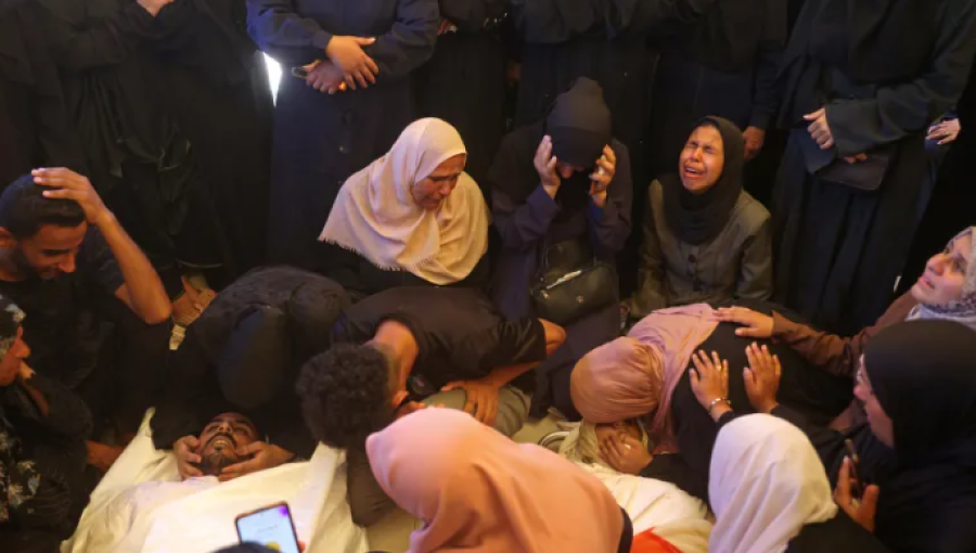 نساء غزيات يودعن جثمان الفتاة "إسلام موسى" و"شقيقها عبد الله" اللذين استشهدا في غارة جوية إسرائيلية بغزة 27/6/2026 | وكالة الأنباء الفرنسية