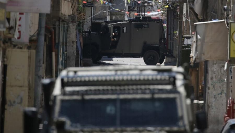 مدرعة لجيش الاحتلال تغلق طريقا داخل إحدى بلدات الضفة الغربية | الأناضول