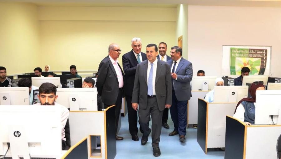 رئيس جامعة البلقاء التطبيقية أحمد فخري العجلوني يتفقد سير امتحانات الشامل النظرية 26/7/2026