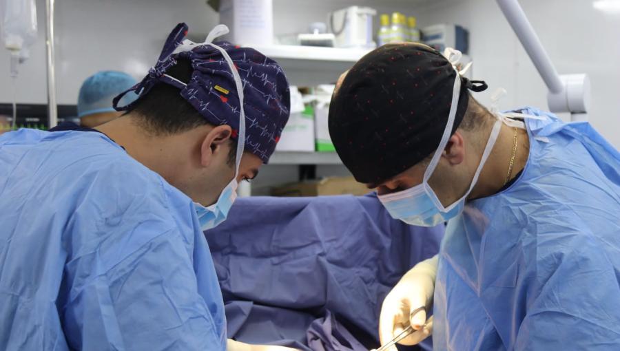 أطباء أردنيون خلال إجراء عملية جراحية في المستشفى الميداني الأردني نابلس/11