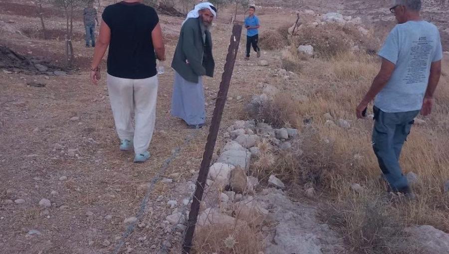 المزارع الفلسطيني إبراهيم الجبور يتفقد آثار تخريب سياج أرضه في منطقة حوارة بمسافر يطا جنوبي الخليل 30/7/2026 | فلسطين بوست