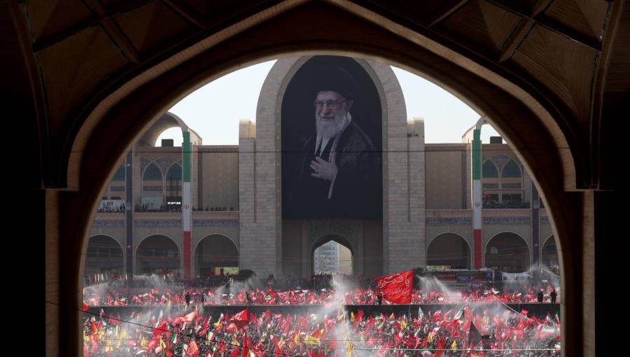 إيرانيون يشاركون في مراسم وداع المرشد الأعلى الإيراني السابق علي خامنئي في طهران 5/7/2026 | أسوشييتد برس