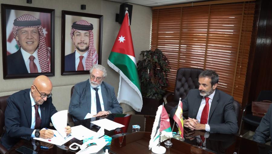 جانب من توقيع الأردن وإسبانيا اتفاقية تمويل لمشروع التحول الرقمي في قطاع المياه 20/7/2026 | وزارة المياه والري