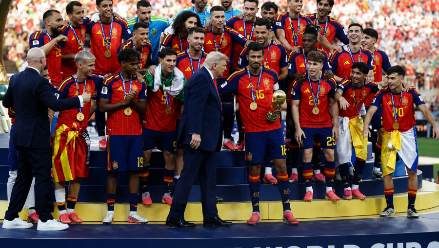 لحظة تتويج منتخب إسبانيا بطلا لكأس العالم 2026 ويظهر الرئيس الأمريكي دونالد ترامب وهو يتوجه إلى منصة التتويج 19/7/2026