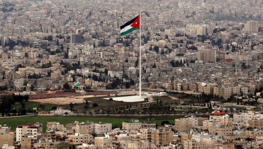 مشهد عام من العاصمة عمان ويظهر العلم الأردني على سارية كبيرة