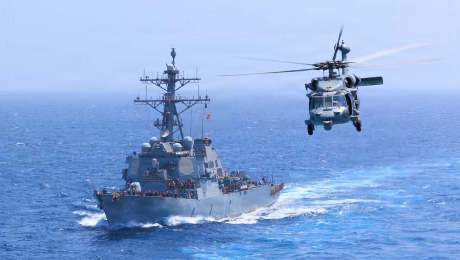 المدمرة الأمريكية دونالد كوك (DDG 75) تعبر بحر العرب بينما تحلق مروحية أم إتش-60 إس سي هوك بالقرب منها 18/7/2026
