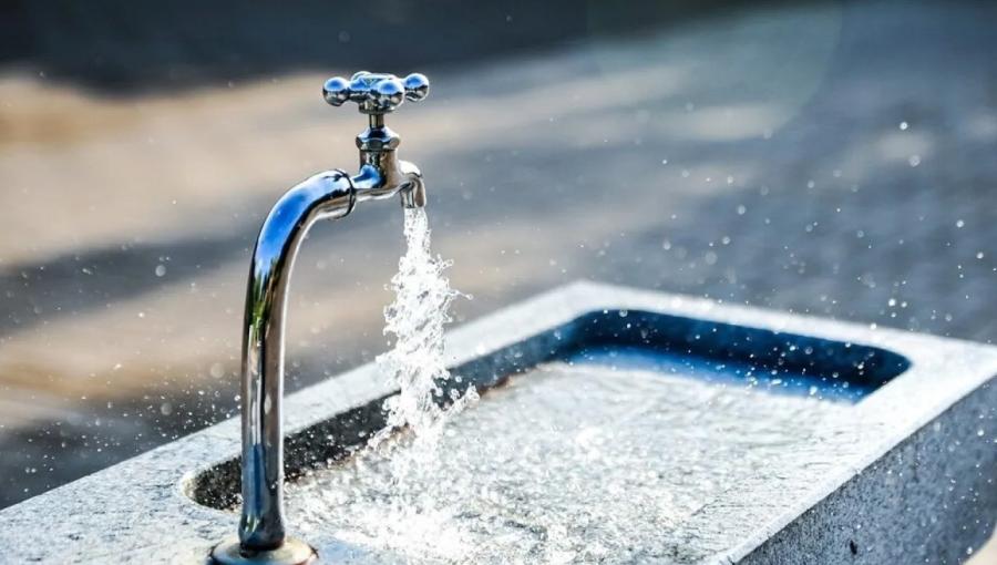 مياه تتدفق من صنبور مفتوح
