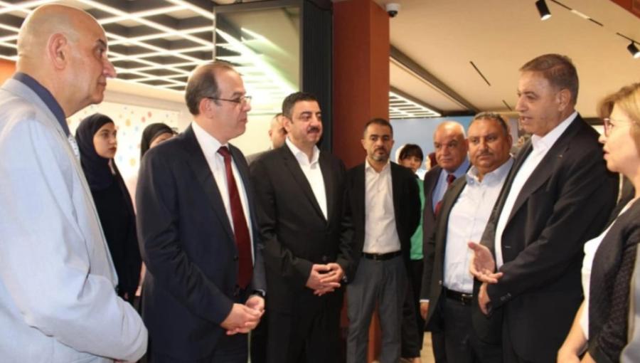 وزير الاقتصاد الرقمي والريادة سامي سميرات خلال افتتاحه المركز التكنولوجي "منصة الشمال"  في إربد 6/8/2026