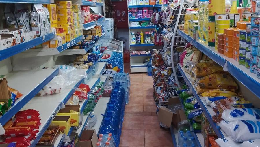مواد غذائية وسلع أساسية على رفوف أحد المتاجر في منطقة الجبيهة بالعاصمة عمان