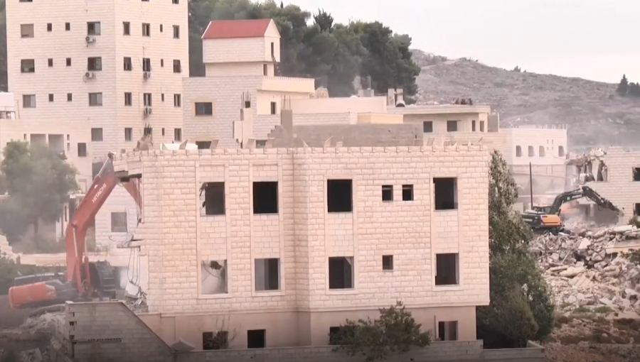 آليات الاحتلال خلال هدمها أحد المباني سابقا في نابلس
