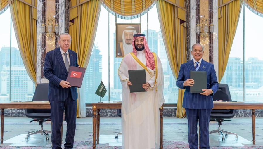 الرئيس التركي رجب طيب أردوغان وولي العهد السعودي الأمير محمد بن سلمان ورئيس الوزراء الباكستاني شهباز شريف في مكة المكرمة بعد توقيع اتفاقية مكة للدفاع المشترك 7/8/2026 | وكالة الأنباء السعودية