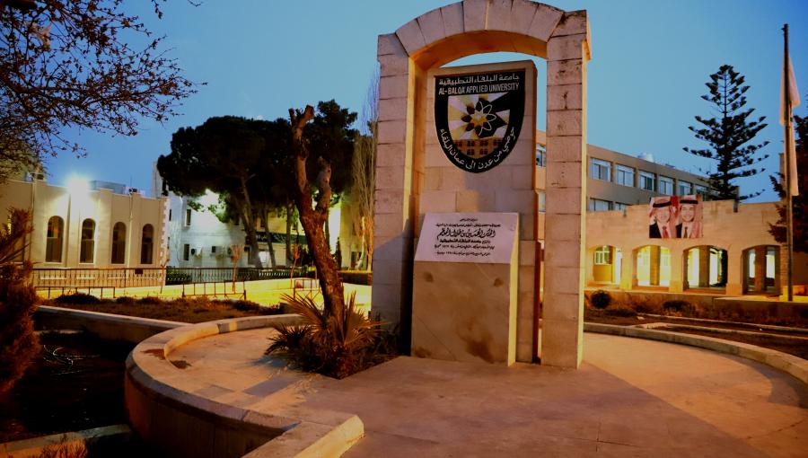نصب داخل جامعة البلقاء التطبيقية