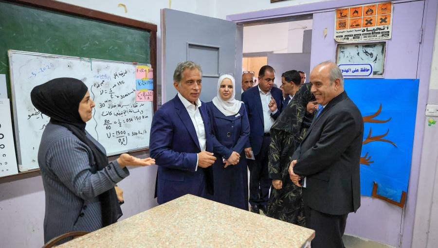 رئيس الوزراء جعفر حسان يرافقه وزير التربية عزمي محافظة خلال زيارة تفقدية لمدرسة الحمراء الأساسية المختلطة في قضاء حوشا
