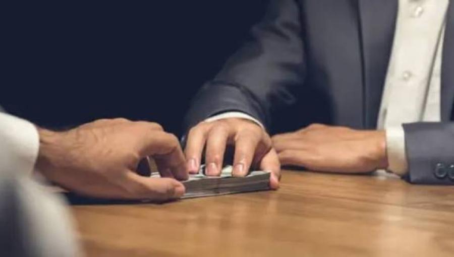 شخص يمد لشخص آخر مبلغا من المال