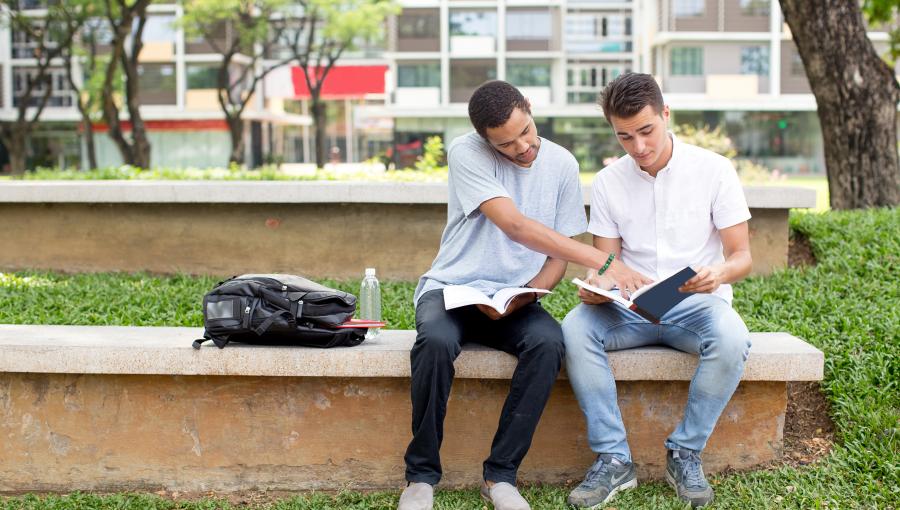صورة تعبيرية لطلاب في جامعة