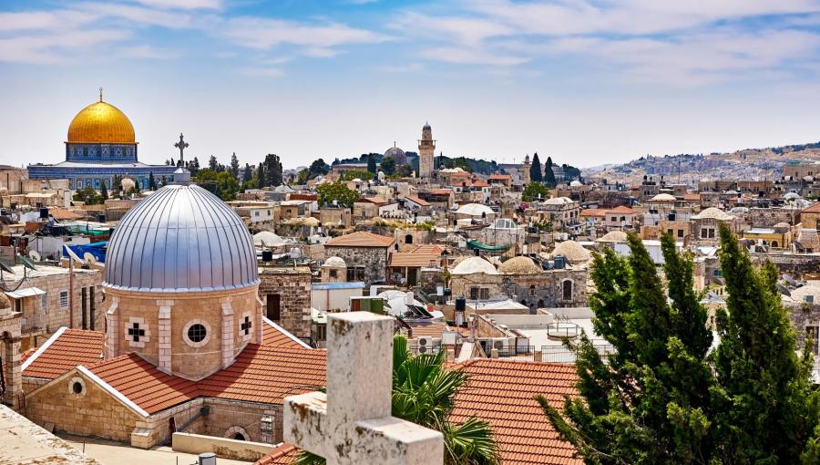 مشهد عام يجمع المقدسات الإسلامية والمسيحية في مدينة القدس المحتلة