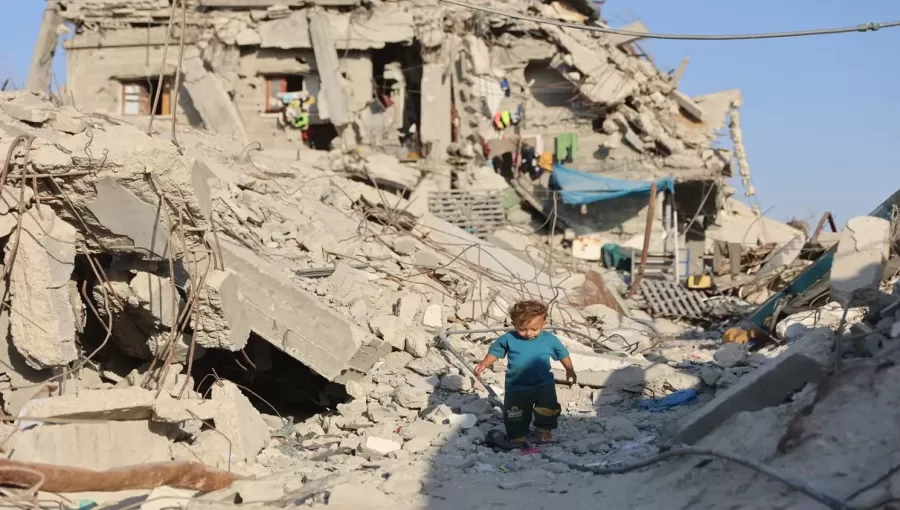 طفل يسير بين أنقاض مبان مدمرة في مخيم جباليا للاجئين الفلسطينيين شمال قطاع غزة | وكالة الأنباء الفرنسية