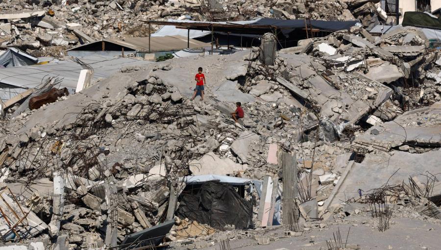 طفلان وسط أنقاض مبانٍ دمرها الاحتلال في مخيم جباليا بشمال قطاع غزة | رويترز