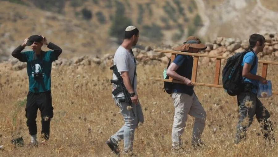 مجموعة من المستوطنين خلال أحد الاعتداءات في الضفة الغربية | الأناضول