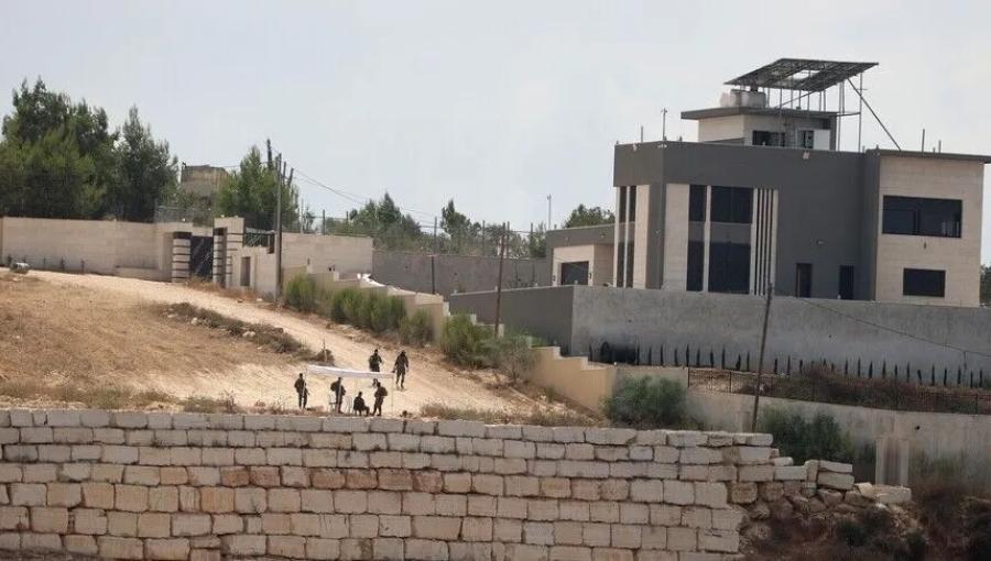 جنود الاحتلال بالقرب من أحد المنازل المحاصرة في بلدة قصرة جنوب نابلس