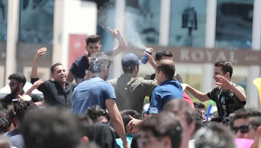 طلبة توجيهي يحتفلون بصدور  نتائجهم