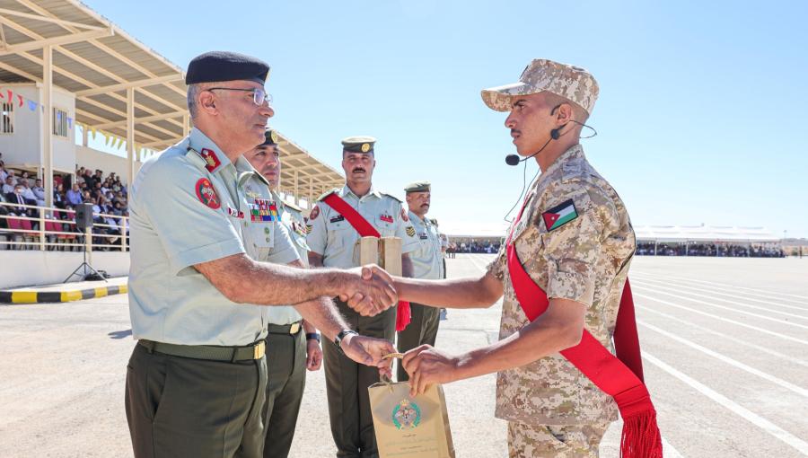 أحد خريجي الدفعة الثانية من مكلفي خدمة العلم يتسلم هدية من رئيس هيئة الأركان المشتركة اللواء الركن مجدي الحراسيس 15/9/2026
