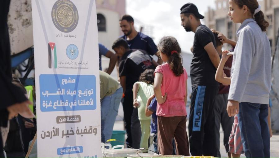 فلسطينيون ينتظرون الحصول على مياه الشرب في قطاع غزة