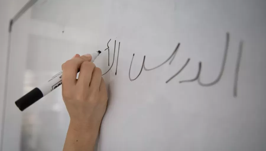 معلمة تكتب على لوح | تعبيرية