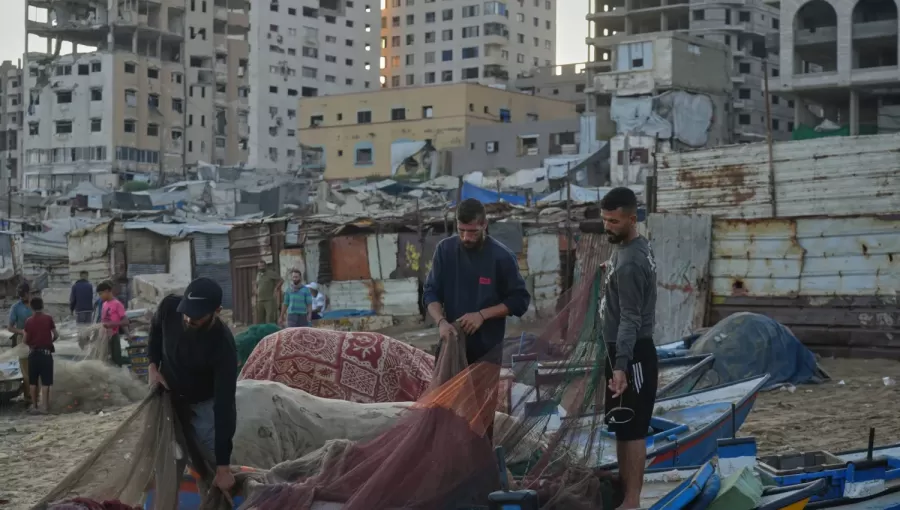 صيادون فلسطينيون يعملون على شباك صيدهم 13/9/2026 | أسوشييتد برس