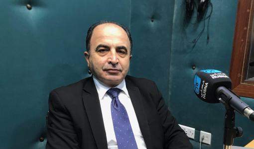 صورة الكاتب الصحفي المختص بالشأن الأمريكي علي يونس‎ في استديو إذاعة حسنى