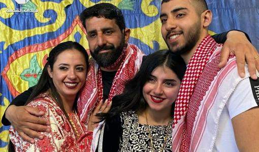 صورة تجمع الاسير المحرر مجد بربر بزوجته و ولديه